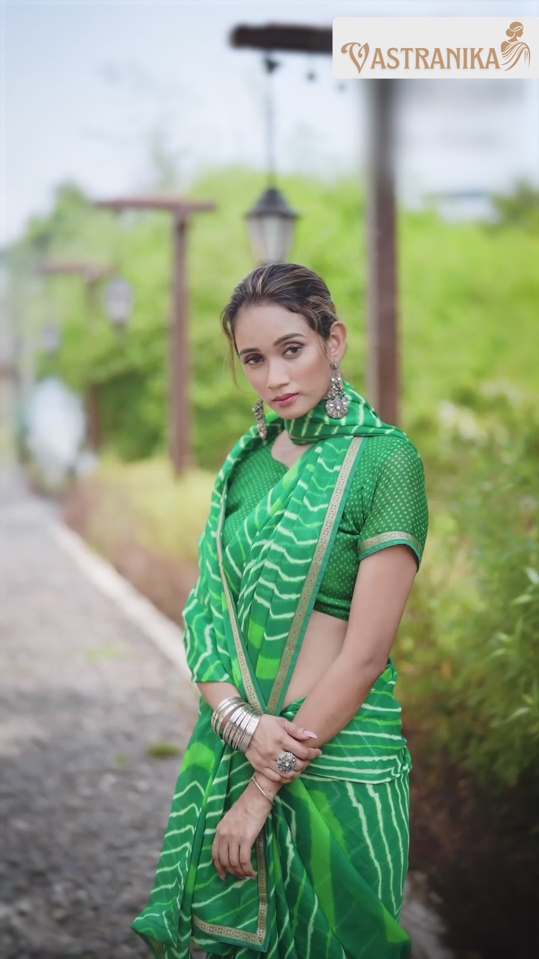 Model wearing a lush green pure moss crepe saree featuring a bold leheriya print and ornate heavy zari border, paired with a printed blouse – Vastranika Exclusive 45044.

